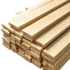 La madera de construcción es adecuada para el almacenamiento al aire libre en los sitios de construcción y se procesa a partir de materiales de madera maciza mediante aserrado.