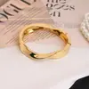 Pulseira de Liga Metálica Listrada Torcida Mais Vendida no Exterior, Pulseira de Pulso Simples e Única, Joia de Mão de Superfície Lisa de Luxo Leve de Nicho