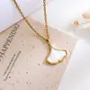 Collar con Inscripción Transfronteriza y Flor Microincrustada de Circonita, Diseño Sencillo para Mujer, Accesorio Versátil de Acero de Titanio de Nicho