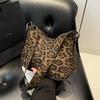 Bolsa Casual Grande Capacidade Estampa de Leopardo Feminina 2024 Nova Outono e Inverno Versátil Bolsa Transversal Bolsa de Ombro Único Bolsa Quadrada Pequena