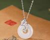 Collar con colgante de hebilla Koi Ping An, temperamento femenino, diseño de nicho de jade hetiano, exquisito regalo de cumpleaños y San Valentín, venta al por mayor