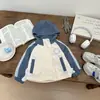 Chaqueta de Primavera Elegante para Niños 2026 Nuevo Modelo Ropa para Bebés Chaqueta Cortavientos con Capucha en Colores de Moda Moda de Primavera