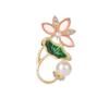 Broche de aleación con delicada hoja de loto verde y ramillete de temperamento de perla para mujer, broche con alfiler de aceite con gota de placa, venta al por mayor