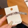 Pinza para el Cabello de Aleación de Alta Gama Resistente con Forma de Corazón de Diamante Mínimo para Mujeres con Pinza de Pico de Pato Curva de Una Palabra Elegante de Nicho en la Parte Posterior de la Cabeza