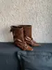 Primeiro Encontro: Botas Curtas Plissadas de Cano Largo que Aumentam a Altura para Mulheres, Estilo Jovem e Maduro, Botas Quadradas da Moda Cool de Rua para Mulheres