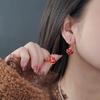 Pendientes rojos exquisitos de lujo, ligeros y de nuevo estilo 2024, diseño de nicho, hebilla de oreja con sentido avanzado, pendientes personalizados a la moda que combinan con todo.