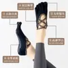 Calcetines de yoga para mujer, estampado de leopardo, diseño de cinco dedos, calcetines profesionales para Pilates, calcetines antideslizantes, calcetines para deportes de interior, con tiras y diseño de punta abierta