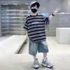 Conjunto de Verão para Meninos 2026 Novo Conjunto de Duas Peças com Listras e Manga Curta para Crianças Maiores Roupa Infantil Streetwear Moderna e Estilosa
