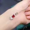 Anel com Pingente de Peixe Dourado Pequeno em Prata Esterlina com Granadas Naturais Cor Vinho Vermelho Abertura Ajustável Presente de Aniversário para Meninas