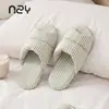 Fábrica de Zapatos Qidan Zapatillas de nube a rayas para mujer de estilo japonés para cuatro estaciones, zapatillas de interior para el hogar antideslizantes, transpirables y silenciosas para hombre