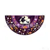 A nova bandeira semicircular de Halloween da Amazon, com desenhos de fantasmas e abóboras, é usada para decorar varandas e pátios de Halloween com faixas.