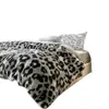  Coelho Dinamarquês Pelo de Coelho Estampa de Leopardo Veludo Leite Conjunto de Quatro Peças Luxo Leve Capa de Edredom Dupla Face Inverno de Alta Qualidade Lençol de Cama Espessado de Veludo Coral