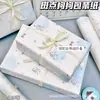 Una variedad de lindos papeles de regalo de dibujos animados para regalos navideños, materiales de embalaje para cajas de regalo, papel de regalo mixto de alta apariencia