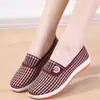 Zapatos de Tela del Viejo Pekín para Mujer Primavera y Otoño Nuevos Suela Blanda Antideslizantes Zapatos de Madre Planos Deslizables para Mediana Edad y Mayores Zapatos de Tela Casuales