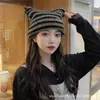 Fuente de fábrica de sombreros Ins japonés diablito sombrero a rayas hecho a mano punk cruz pompón cálido