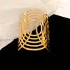Pulseira Aberta Plateda a Ouro Real com Pregas Largas Vazadas Pulseira Versátil Tendência Europeia e Americana Joias Simples Personalizadas Atacado