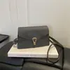 Bolso pequeño cuadrado de un solo hombro cruzado de moda retro de alta gama estilo coreano 2026 principios de otoño con hebilla simple versátil