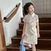 Conjunto de Verano para Niñas 2026 Nuevo Dulce Estilo Coreano Conjunto Rayado de Manga Corta con Falda de Tirantes para Niños Mayores