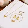 Collar Simple de Acero de Titanio 18k Nicho Lujo Ligero Letra V para Mujer Cadena para Clavícula Colorido Resistente al Desgaste Pendientes Pulsera Conjunto de Tres Piezas