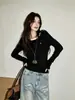 Camiseta básica de color liso estilo coreano con cuello a color y bordado de corazón, nueva colección otoño 2026, holgada, casual, de cuello redondo, manga larga