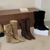 Botas Quadradas de Camurça Estilo Coreano com Salto Bloco para Mulheres, Novo Modelo Outono/Inverno 2026, Botas de Cano Médio com Fivela de Cinto e Aumento Interno de Altura, Botas de Equitação
