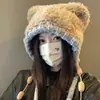 Chapéu de Lã Fofo de Urso Versão Coreana para Outono e Inverno para Mulheres com Tiras Coloridas, Chapéu com Proteção para Orelhas, Chapéu Lei Feng Afina Rosto