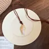 Collar de cordón de cuero con perla cuadrada de acrílico, estilo vintage y artístico, cadena para suéter, diseño único, joyería de lujo ligera, venta al por mayor