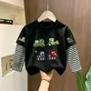 Camiseta infantil de manga comprida, novo estilo 2026, camiseta para meninos, algodão puro, estilosa, pode ser usada como camada externa, blusa falsa de duas peças