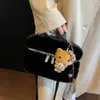 Bolso cruzado de mano para mujer, nicho 2026, versátil, invierno, gran capacidad, bolso de hombro único simple, bolso de felpa, moda, estilo nuevo