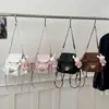 Bolso de mano de diseño de nicho de alta gama conveniente para salir, mochila versátil para el trabajo, nueva moda primavera 2026