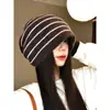 Gorro de punto a rayas para mujer, otoño e invierno, estilo retro japonés, circunferencia de cabeza grande, cálido, moderno y hace que la cara se vea más pequeña, un sombrero elegante para el clima frío