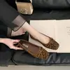 Sapatilhas rasteiras estilo francês retrô com laço e estampa de leopardo para mulheres, nova coleção primavera/outono 2026, sapatos tipo vovó de calçar fácil