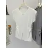Tejido de punto sin mangas suave y sedoso color negro con cuello redondo para mujer, verano 2025, nuevo top moderno con cintura plisada y abertura, rejuvenecedor