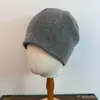 Gorro holgado informal de otoño e invierno, gorro de punto versátil casual, protección para las orejas, gorro cálido para el frío, gorro de color liso para hombres y mujeres
