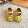 Zapatos Mary Jane bordados retro para niños, nueva colección primavera/otoño 2026, zapatos pequeños de cuero con lazo de perlas para niñas, planos de punta baja