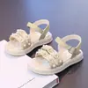 Sandalias para niñas verano 2025 nuevos zapatos de princesa de moda para niños zapatos de suela blanda para niñas niños medianos y grandes zapatos de playa para estudiantes