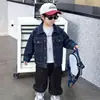 Chaqueta de mezclilla para niño de color oscuro, estilo primavera/otoño 2026, que no se decolora, simple y versátil, chaqueta de mezclilla de color liso