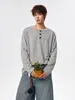 Camisa base casual moderna versátil com colarinho de botões, camiseta simples de manga comprida estilo americano para homens, henley de outono estilo descontraído