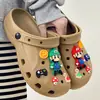Zapatos de Agujeros Baotou para Mujer Celebridad de Internet Simples Estudiante Moda Dibujos Animados Antideslizantes Exteriores Verano Lindos Ligeros Medias Zapatillas para Mujer