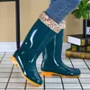 Botas de lluvia para mujer al por mayor tubo alto tubo medio moda forro de polar zapatos de goma para trabajo en cocina botas de lluvia zapatos de agua cálidos antideslizantes adulto