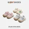 Nueva colección de otoño de zapatos para caminar antideslizantes y de suela blanda para bebés, adecuados para niños y niñas de 0 a 1, 2, 3 años, zapatos funcionales para niños pequeños, diseñados para prevenir lesiones en los dedos del pie.