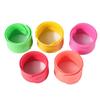 Fabricante profesional de pulseras de silicona. Círculos de silicona para dar palmaditas. Pulseras personalizadas. El efectivo se puede imprimir con el logotipo