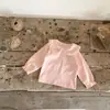 Moda Bebê Feminina Primavera 2025 Estilosa e Mais Fácil de Combinar Camiseta de Algodão Bordada com Flores Blusa Top Doce e Fofa Camisa de Boneca