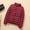 Chaqueta de Algodón Rellena de Plumas Marca de Moda para Mujer Ligera Corta 2023 Cuello Otoño e Invierno Nueva Ajustada Ligera Cálida Chaqueta Blanca de Felpa