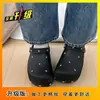 Chinelos Fechados Modernos de Cor Sólida com Tachas 2026 Solado Grosso Antiderrapante Slip-On Doce para Meninas Aumento de Altura Meio Chinelo Preguiçoso