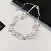 Pulsera de Perlas Multicapa Plateada Estilo Coreano con un Toque de Lujo Ligero, un Sentido de Elegancia, Moderna y Versátil, Diseño de Nicho, Accesorio de Alta Gama
