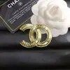 Broche Xiangjia Cobre Chapado en Oro Letra C Versión Alta Broche Pequeño de Fragancia Retro Lujo Accesible Accesorios de Ropa de Gama Alta para Mujeres