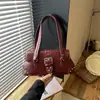 Bolso de mano para mujer, transfronterizo 2026, nuevo diseño simple y elegante, bolso de axila de moda con remaches, bolso baguette retro de nicho único y moderno