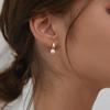 Pendientes pequeños y sencillos de perla hueca de plata s925 para mujer, pendientes sencillos y exquisitos avanzados, accesorios de moda de nicho que combinan con todo.