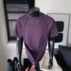 Camiseta de Hombre Morada de Alta Gama de Manga Corta, Tendencia de Verano Estilo Americano Top Desestructurado con Remaches de Lujo